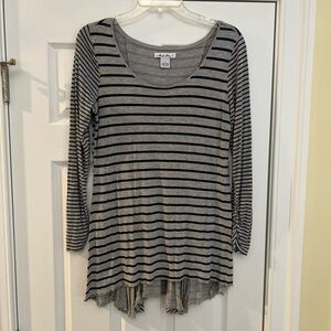 Ladies Size Large Casual Striped Sleeves Top in Black & Gray High Low Style GUC